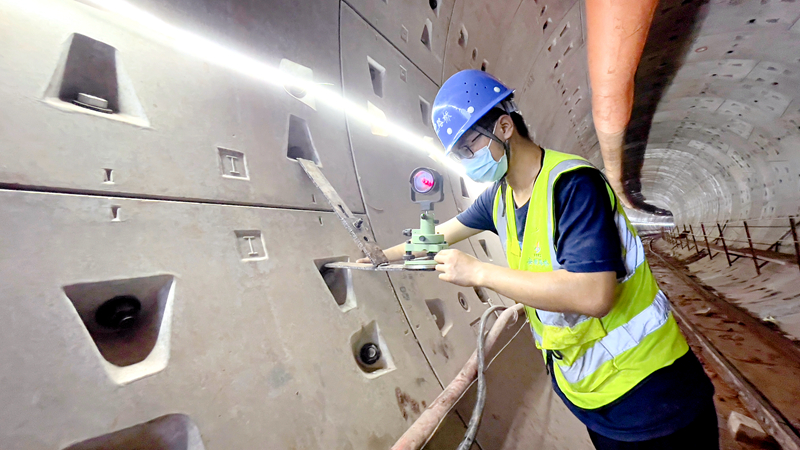 測量人員定期復核盾構(gòu)區(qū)間控制點，確保盾構(gòu)機姿態(tài)符合規(guī)范設(shè)計要求