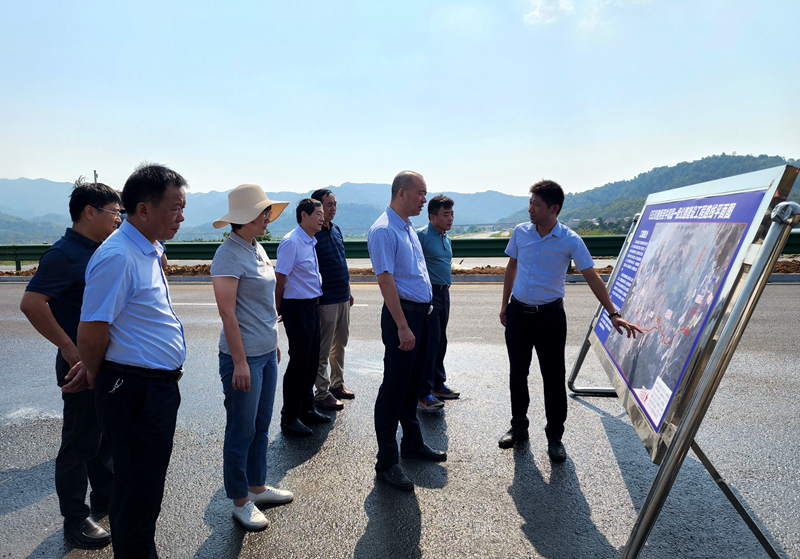 東至縣委副書記、縣長(zhǎng)唐禮虎到G530查橋至牛磯段01標(biāo)調(diào)研指導(dǎo)工作